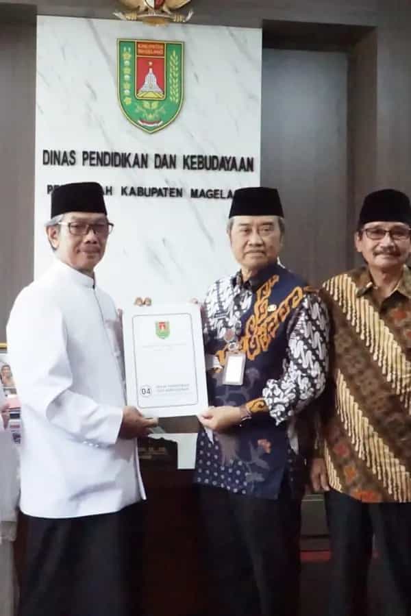 Serah Terima Izin Operasional SMP Mahir Al Mumtaz