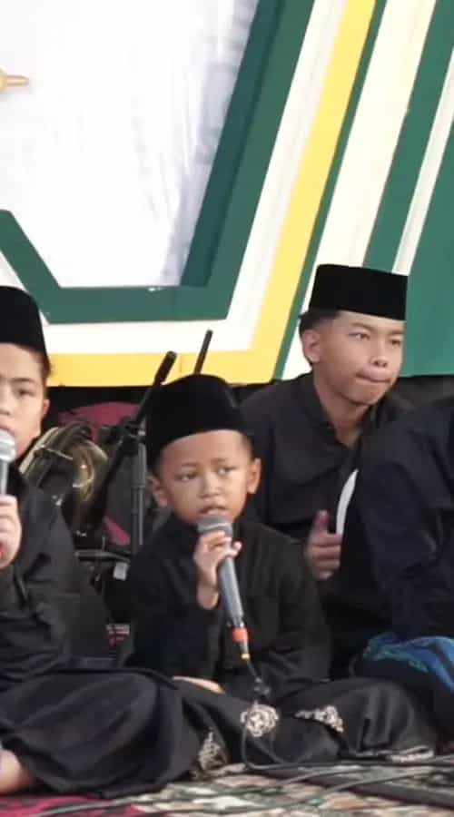 Siswa SMP Mahir Al Mumtaz Isi Sesi Pra-Acara Tahalul ke-47 Ponpes Ma'ahidul Irfan